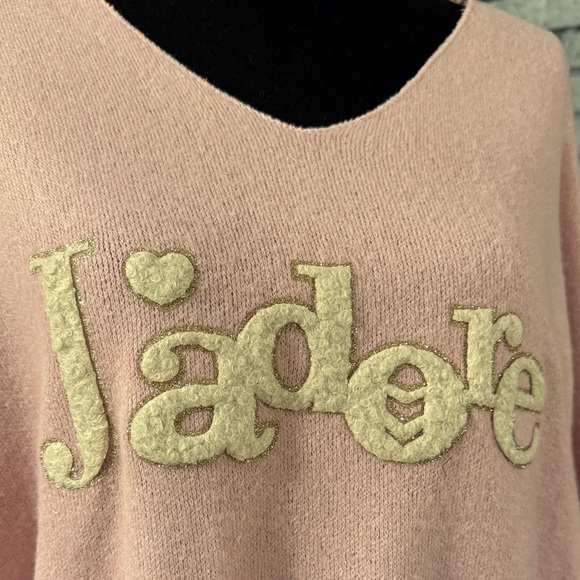 Chic Pink Sweater with Cream 'J'adore' Detail - Picture 4 of 9